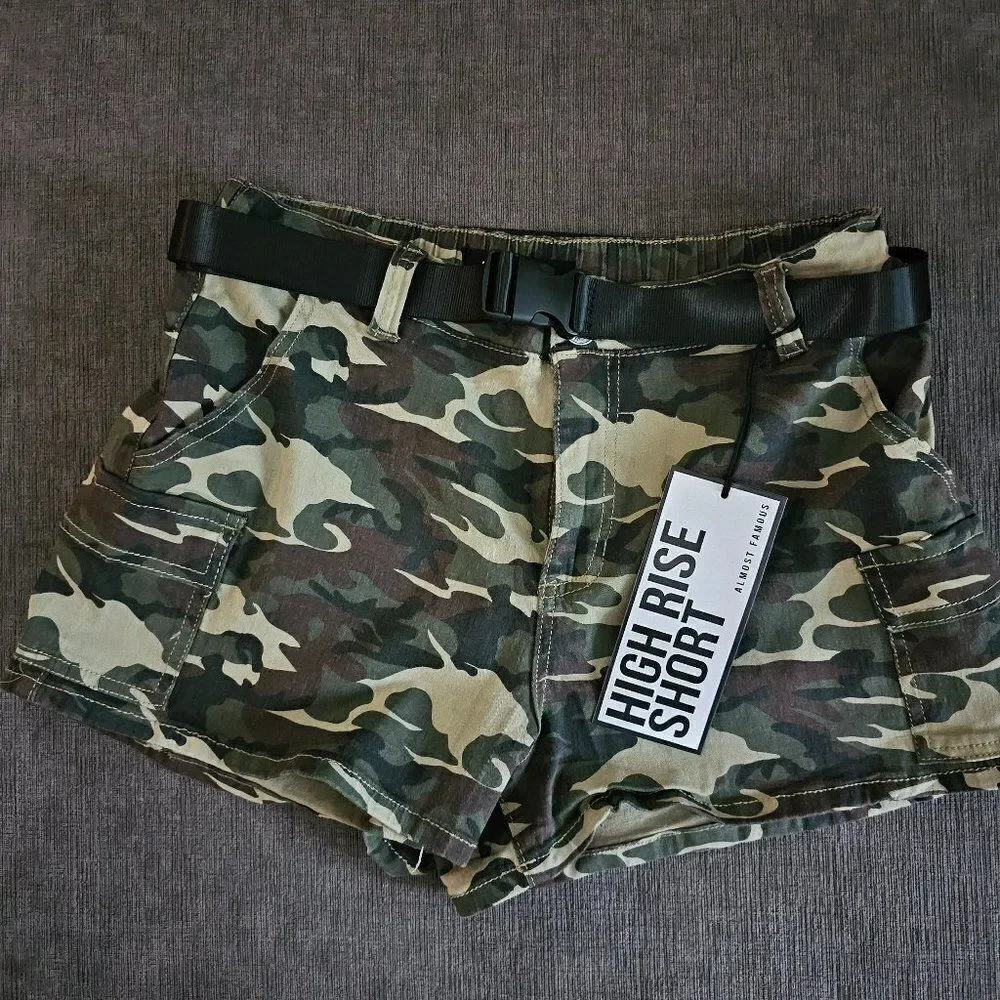 Forever 21 Women's Olive green High Rise Camouflage Print Cargo Shorts Size L